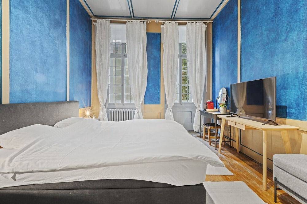 Entire apartment, Typical room in the old town of Freiburg in Fribourg, Canton of Fribourg