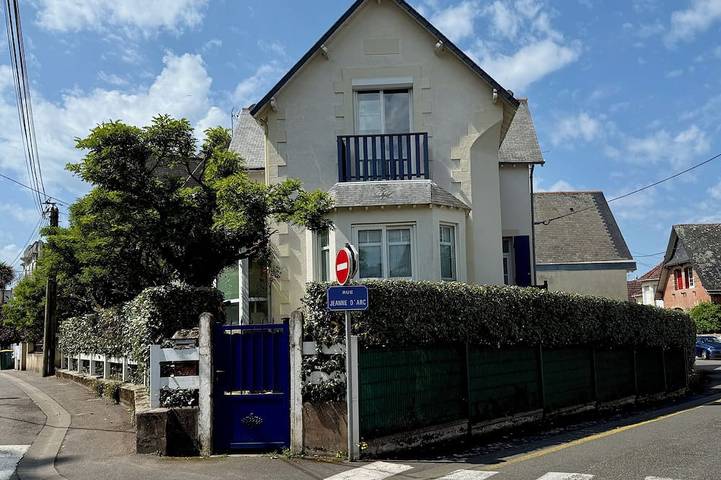 Location de vacances pour 8 personnes, avec balcon et jardin dans Plage du Nau