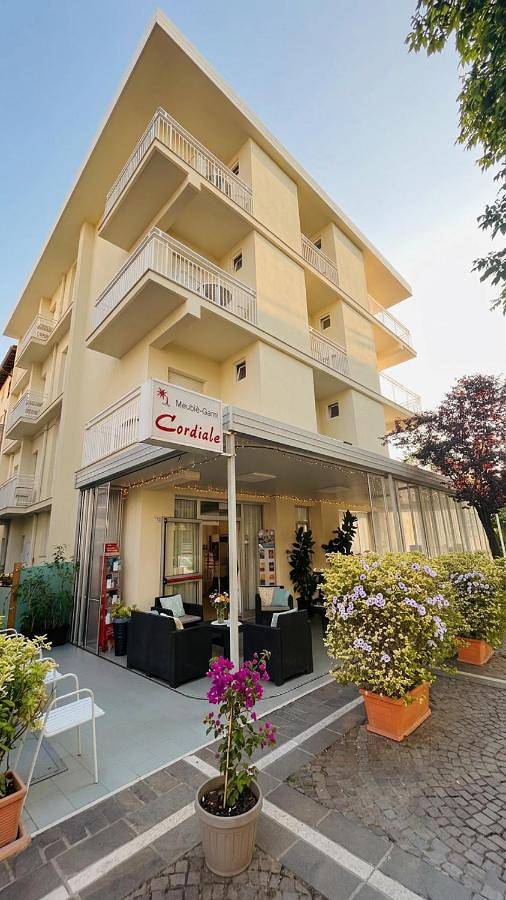 Hotel, mit Balkon und Terrasse in Riccione