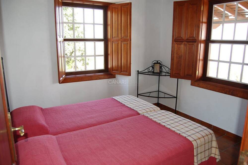 Entire apartment, Charming Rural House Lina Medina with Private Pool and Stunning Sea Vi in La Polvacera, Breña Baja