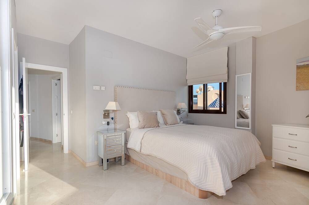 Entire apartment, Stunning beachfront penthouse - sleeps 8, 3 bathrooms, Hot Tub on roof terrace. in Saladillo Benamara, Estepona