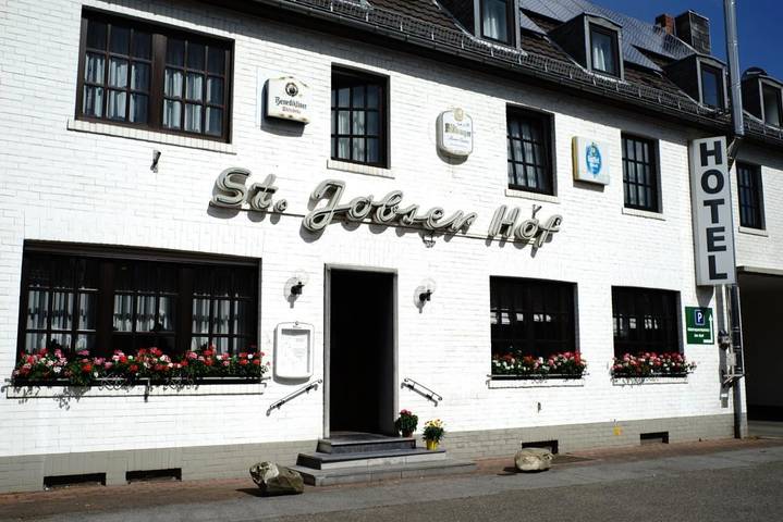 Hotel, mit Terrasse und Garten in Würselen