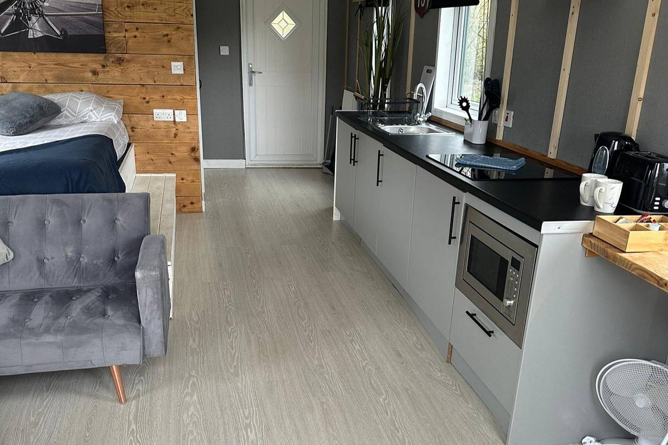 Glamping Hut - Sleeps up to 4 Hot Tub & Parking in Powys