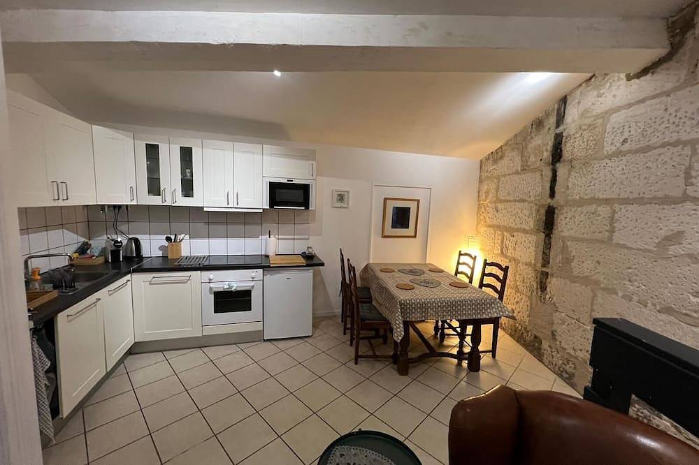 Quiet house in town center, reserved parking in Saintes, Saintes region