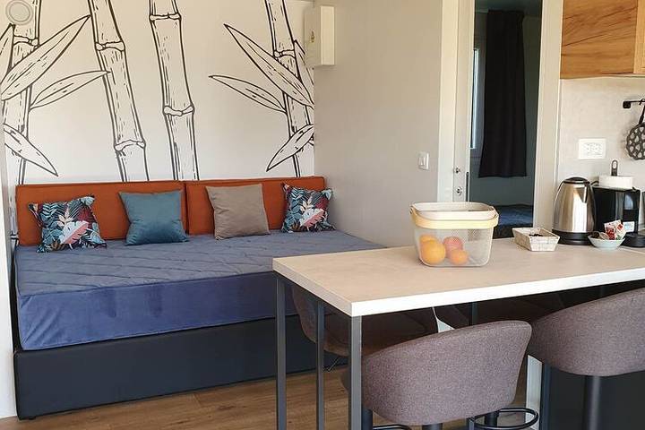 Camping für 6 Personen, mit Terrasse und Pool in Pomer