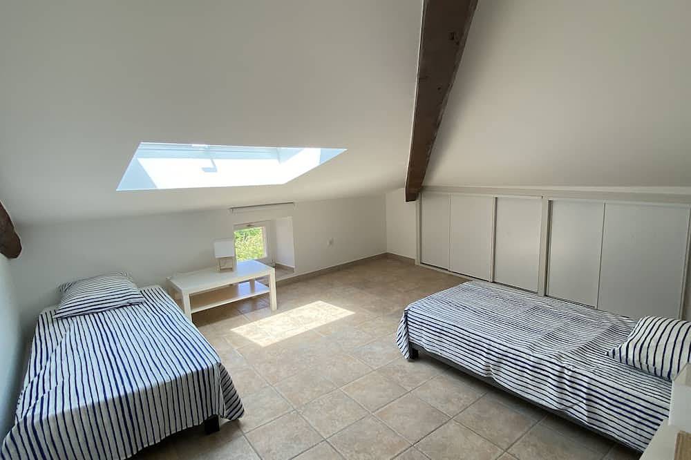 Charming house 800 m from the river with terrace and courtyard. in Cornillon, Nimes und Umgebung