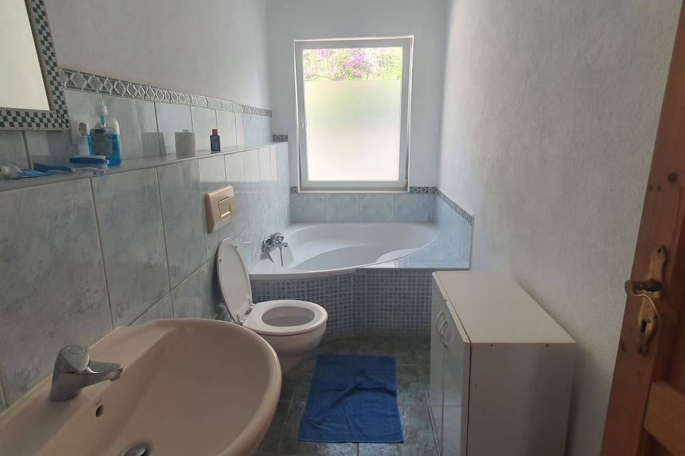 Ganze Wohnung, Ferienwohnung 1 auf der schön gelegenen Finca mit Pool und Meerblick in Sayalonga, Costa del Sol