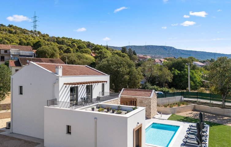 Cozy 160m² Apartment with WiFi, AC, Parking & Terrace near Dining! in Sibenik, Šibenik-Knin