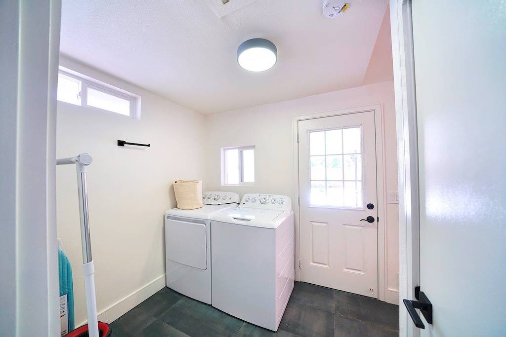 @ Marbella Lane - Vibrant 4Br Rwc | Ldry + P in Redwood City, Silicon Valley