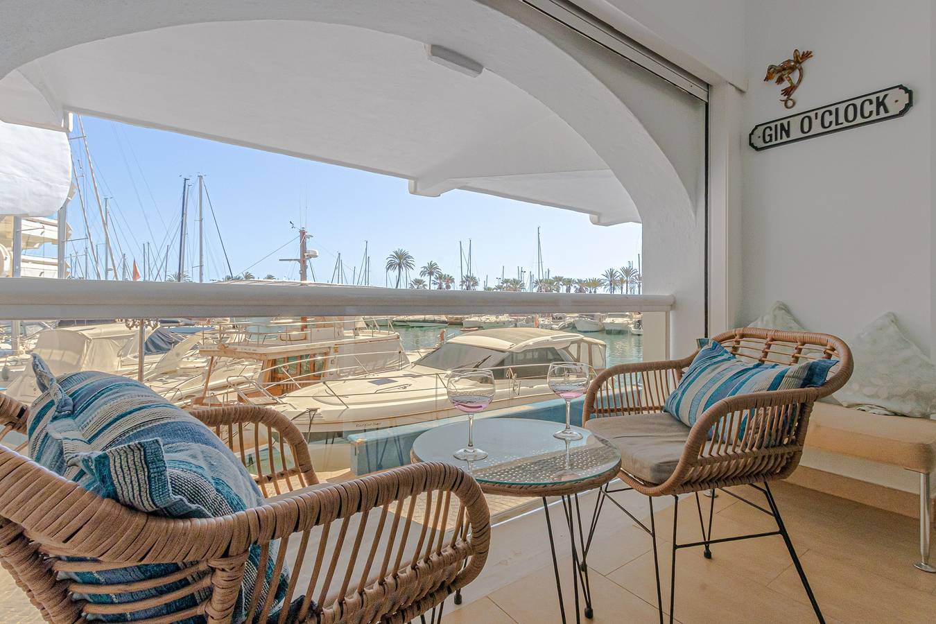 Appartement entier, Appartement de luxe au bord de l'eau avec piscine, terrasse et Wi-Fi in Benalmádena Costa, Costa del Sol