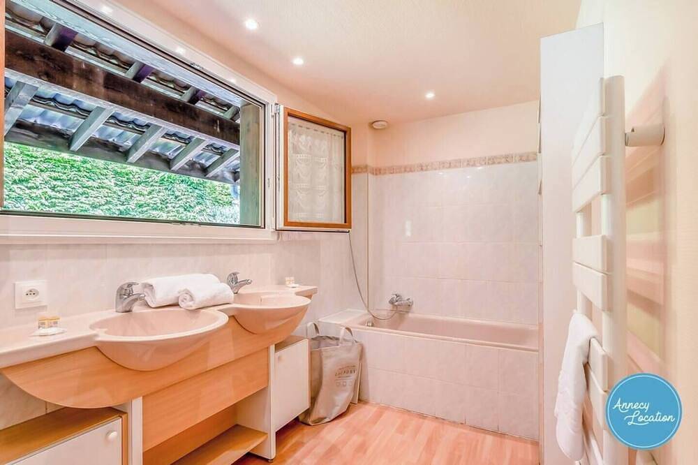 Entire apartment, The Bergerie T3- view Mountains. in Talloires-Montmin, Annecy region