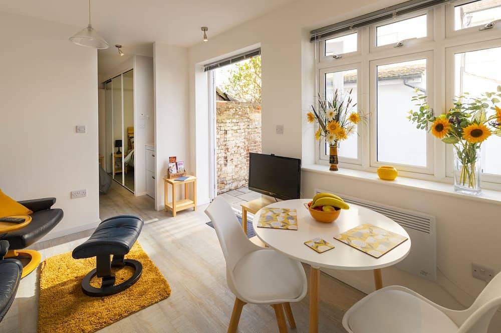 Ganze Wohnung, Studio-Standard-Ensuite mit Dusche-Terrasse-Ground Floor in Worthing, West Sussex