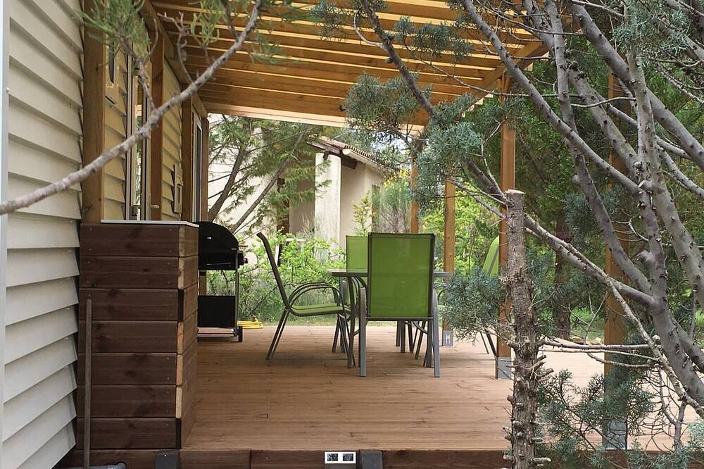 Chalet de luxe confortable avec climatisation sur parc de vacances en Z-France, Parc le Duc in Vacquières, Côte méditerranéenne (France)