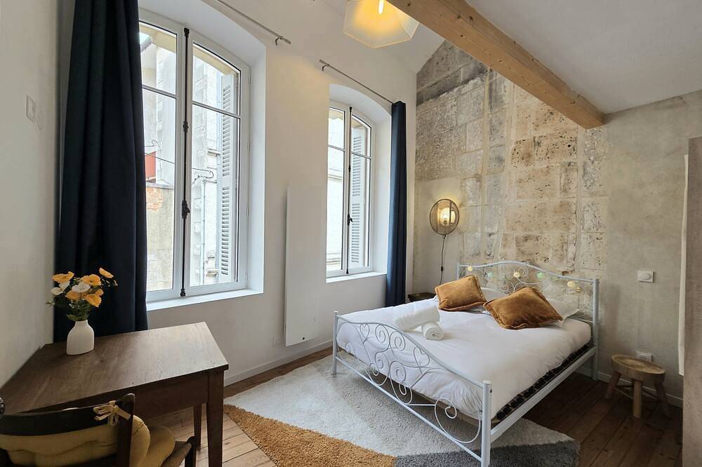 Ganze Wohnung, Apartment-Stadt-Ensuite mit Dusche-Terrasse in Angoulême, Charente