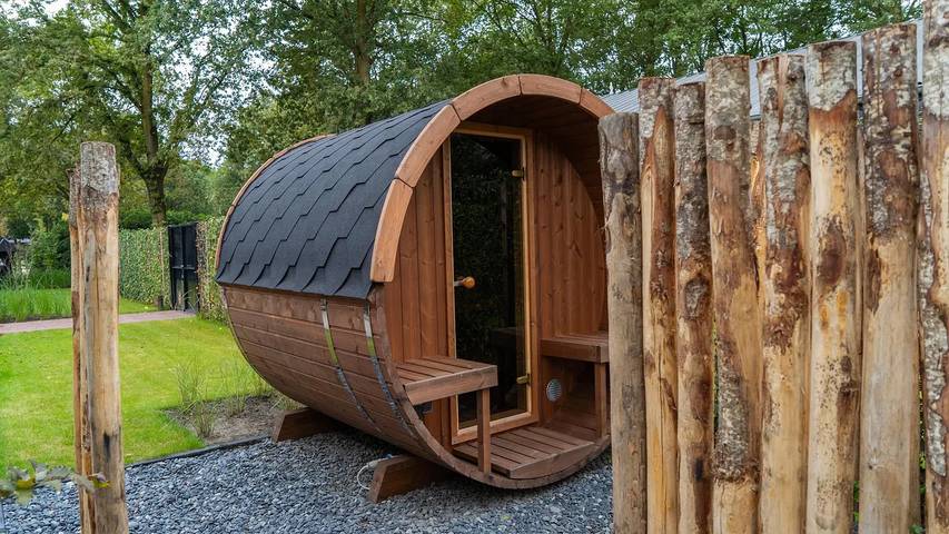 Ferienhaus für 18 Personen, mit Terrasse und Whirlpool sowie Garten und Pool in Oirschot