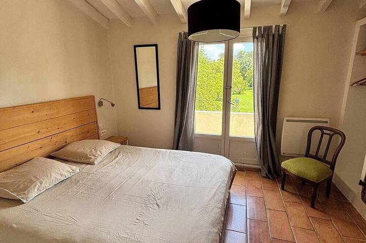 A 3 km de l'Isle sur la Sorgue, Villa au bord de rivière et sa piscine chauffée in Le Thor, Vaucluse