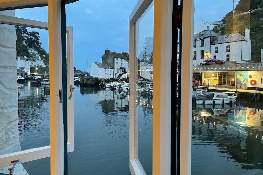 Stunning Views of Polperro Harbour from this Waterfront Cottage. Free Parking. in Polperro, Cornualles