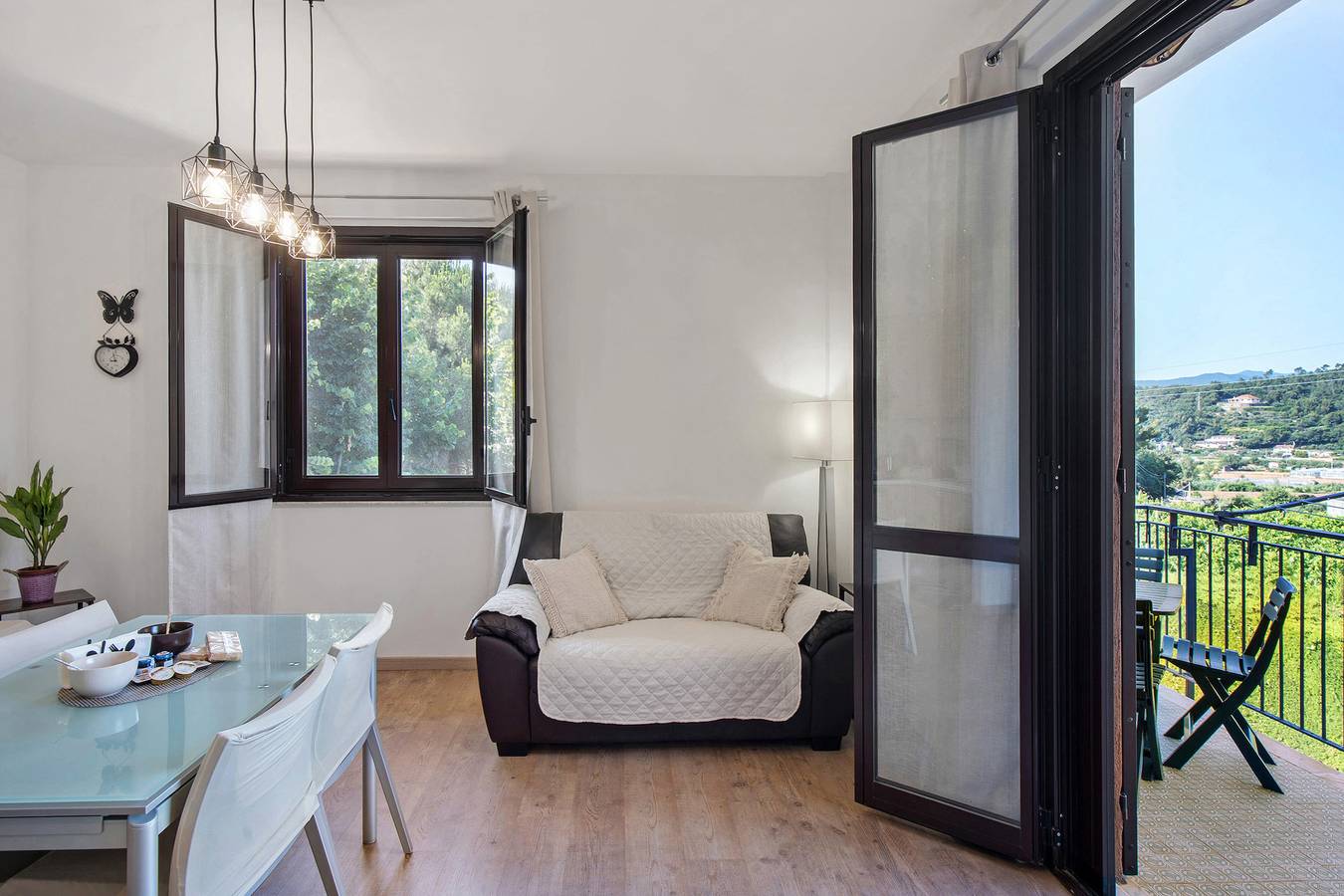 Ganze Wohnung, Ferienwohnung 'Tra Monti E Mare' mit Bergblick, Wi-Fi und Klimaanlage in Cisano sul Neva, Riviera di Ponente