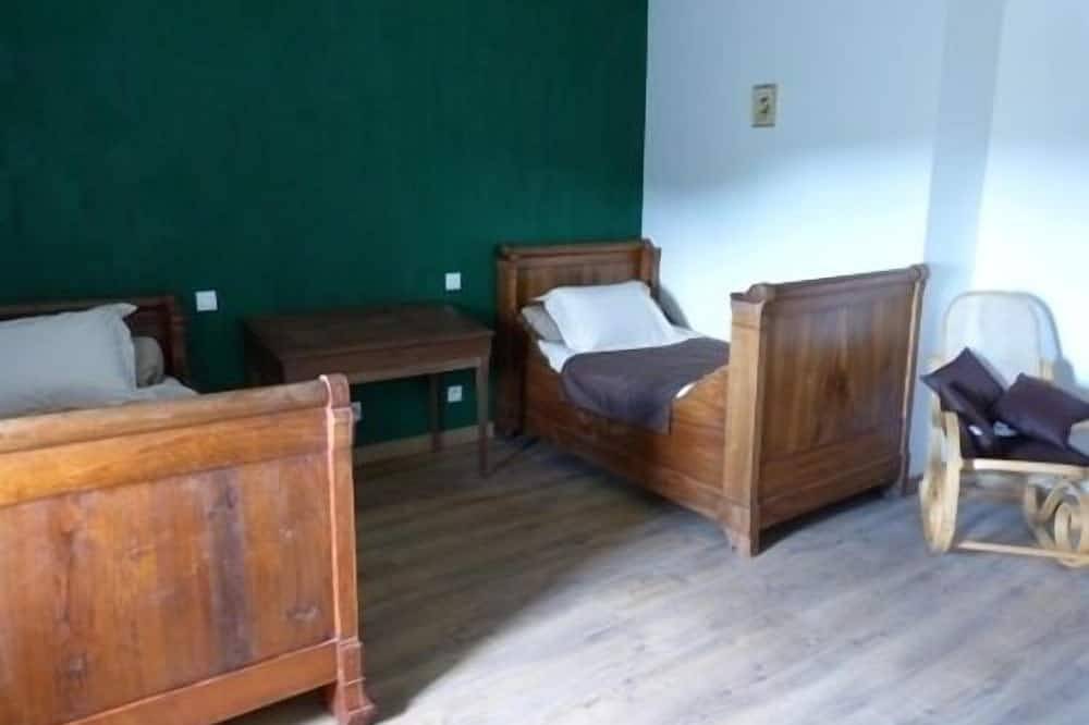 Suite familiale comprenant 1 chambre parentale  et 1 chambre Enfants (2 lits) in Saint-Thomas-de-Conac, Région de Jonzac