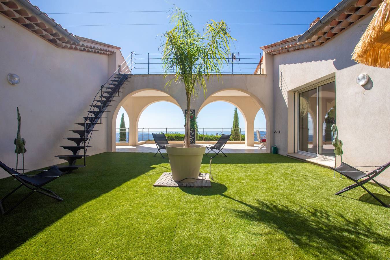 Villa 'Cabri 5 Chambres Piscine' with Sea View, Wi-Fi and Air Conditioning in Cabris, Mediterranean Coast (France)