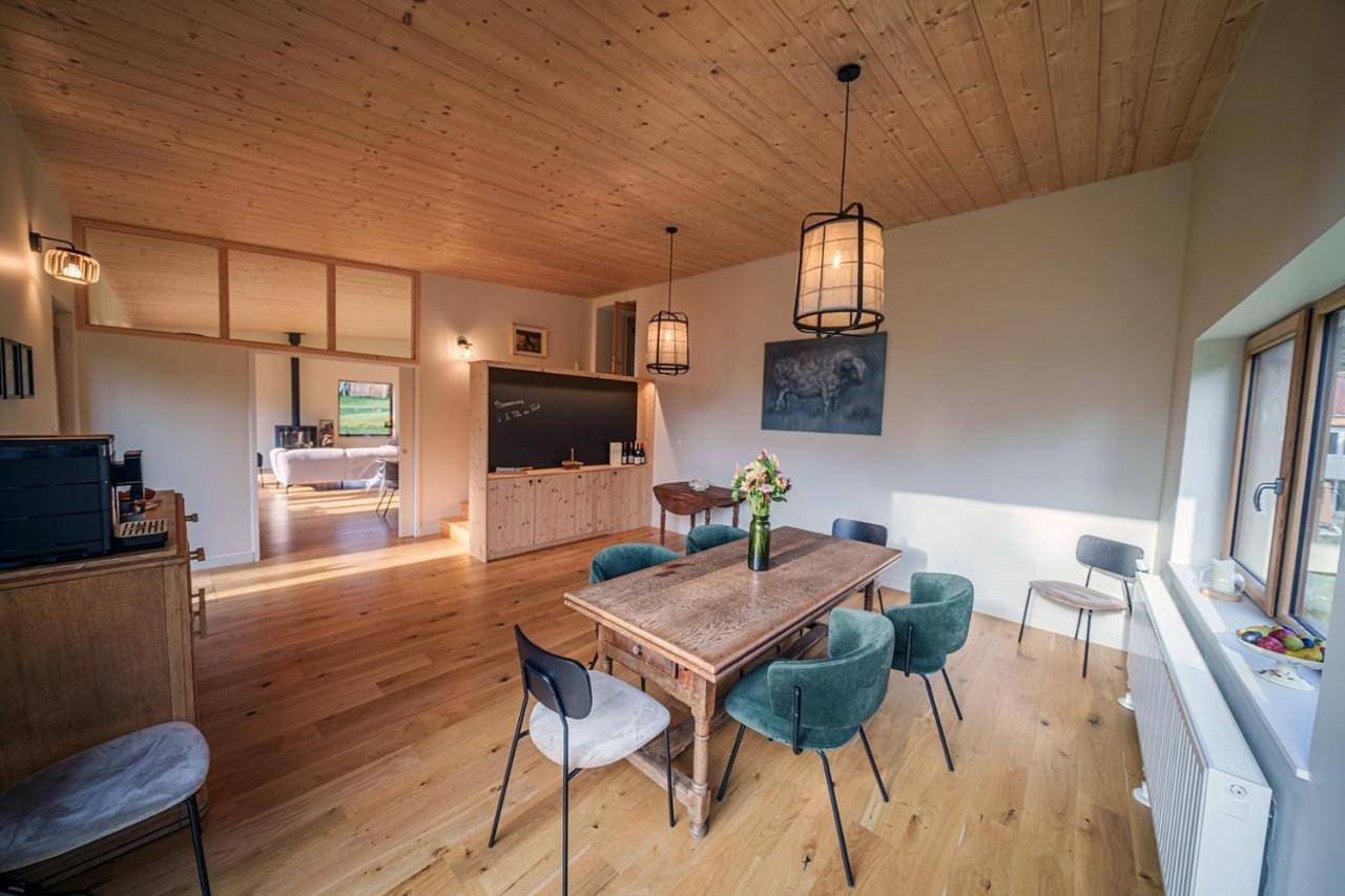 Elégante maison 225 m2, au Vert, 10 personnes, 5 chambres, 5 salles de bain in Saint-Bonnet-le-Chastel, Parc Naturel Régional Livradois-Forez
