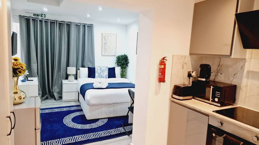 Apartment for 3 people, with garden, with pets in Harrow