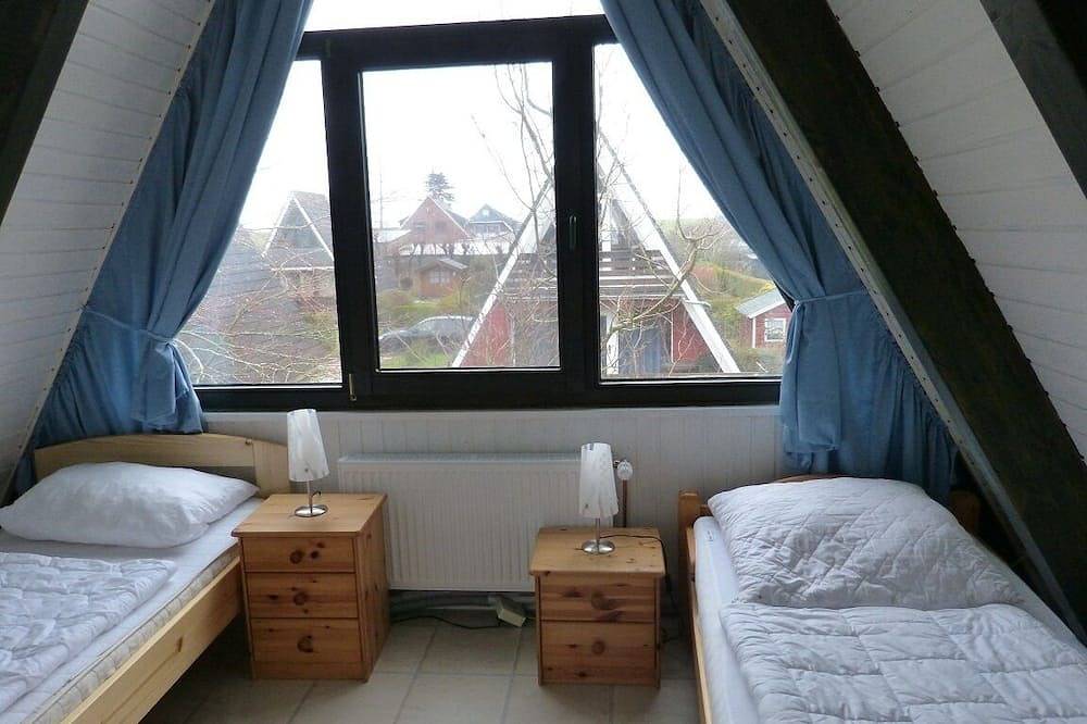 Die familienfreundliche Villa Linus steht in einem Ferienpark hinter dem Deich in Fedderwardersiel, Butjadingen