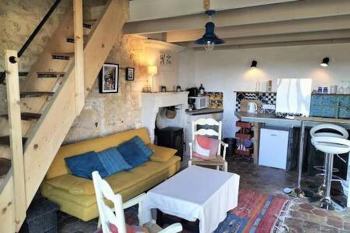Location de vacances pour 4 personnes, avec vue ainsi que terrasse et sauna à Saint-Simeux - 3