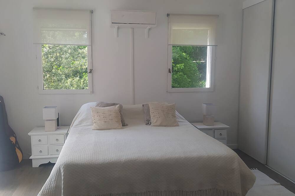 Villa Ecke des Paradieshauses mit Pool in Villelaure, Regionaler Naturpark Luberon