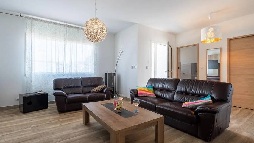 Location de vacances pour 9 personnes, avec Terrasse ainsi que Jardin et Piscine à Cessenon-sur-Orb - 2