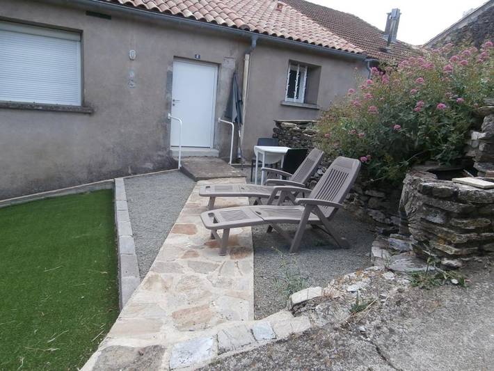 Gîte pour 4 personnes, avec terrasse et vue à Vieussan