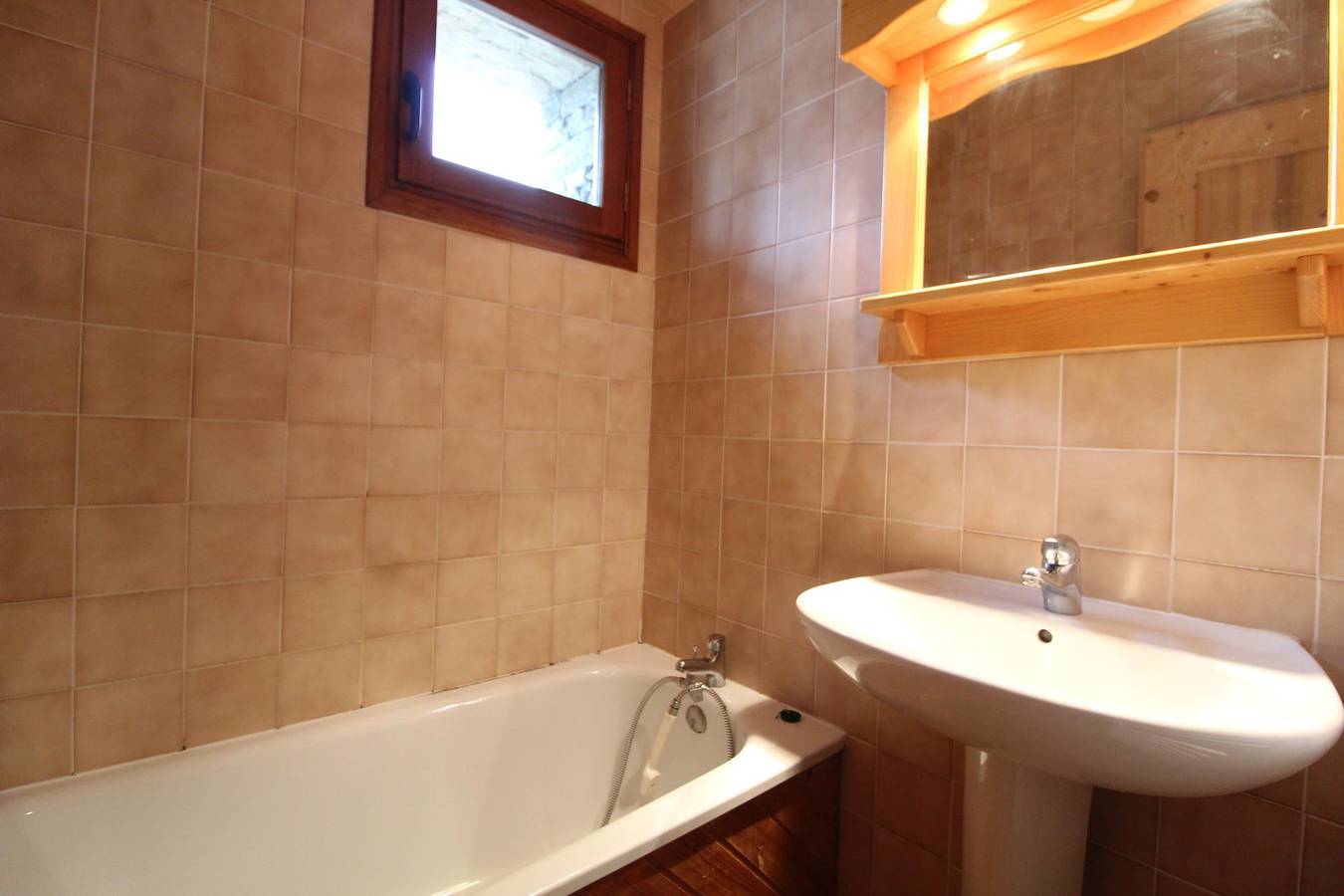 Entire apartment, Résidence Chenevière - 2 room apartment 5 people (005) in Lanslevillard, Saint-Jean-de-Maurienne region