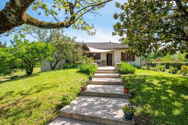 Location de vacances pour 13 personnes, avec vue ainsi que piscine et jardin, adapté aux familles à Haimps - 2