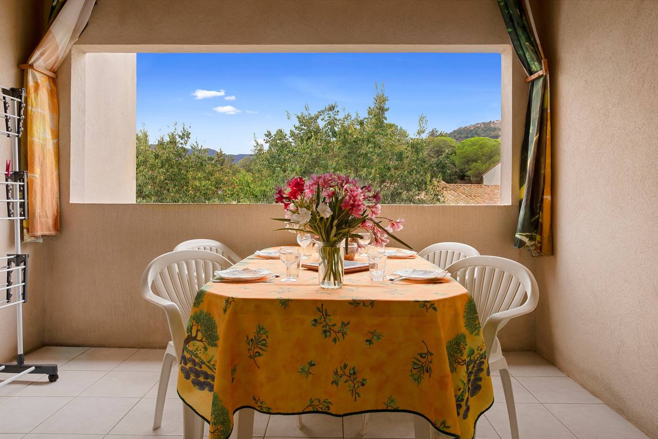 Apartamento entero, Apartamento vacacional con vistas a la montaña, piscina compartida y Wi-Fi in Plan-de-la-Tour, Costa mediterránea (Francia)