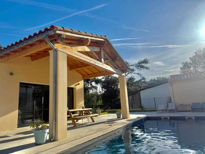 Location de vacances pour 4 personnes, avec vue ainsi que piscine et jardin à Réauville