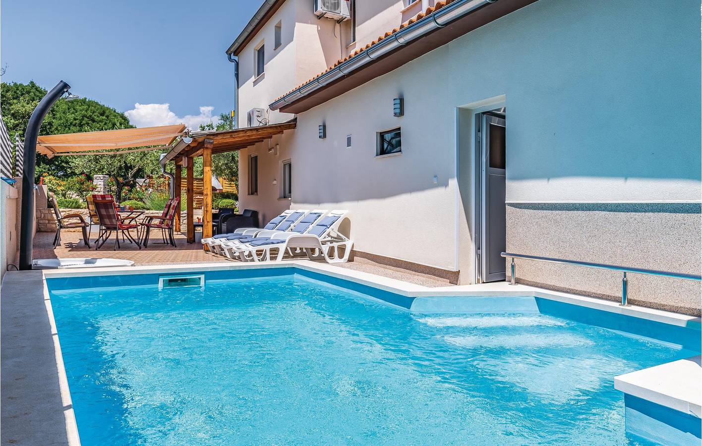 Modernes Apartment mit Pool und Terrasse, 2 km vom Strand Duga Uvala entfernt in Marčana, Südküste Istrien