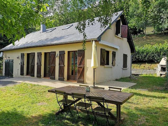 Gîte pour 5 personnes, avec jardin ainsi que vue et terrasse à Saint-Paul-de-Salers