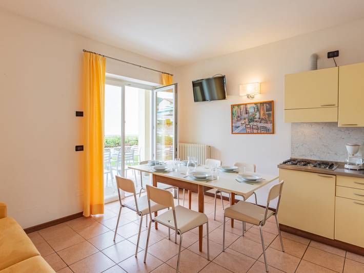 Location de vacances pour 6 personnes, avec jardin et balcon ainsi que piscine et bassin pour enfant à Garde