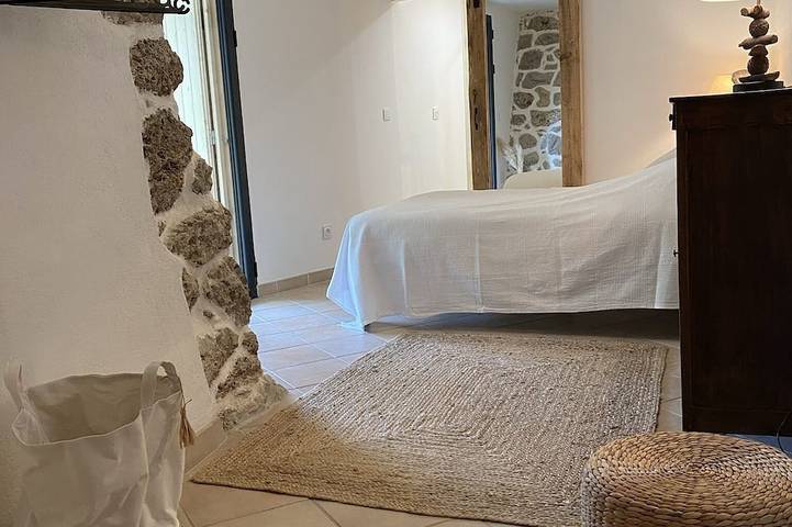 Gîte pour 6 personnes, avec terrasse ainsi que piscine et jardin à Saint-Julien-de-la-Nef - 2