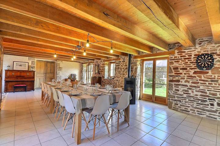Gîte pour 15 personnes, avec jardin et vue à Sougéal