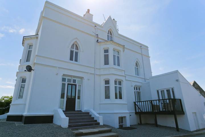 Cottage for 14 people, with Balcony and Garden in Menai Bridge