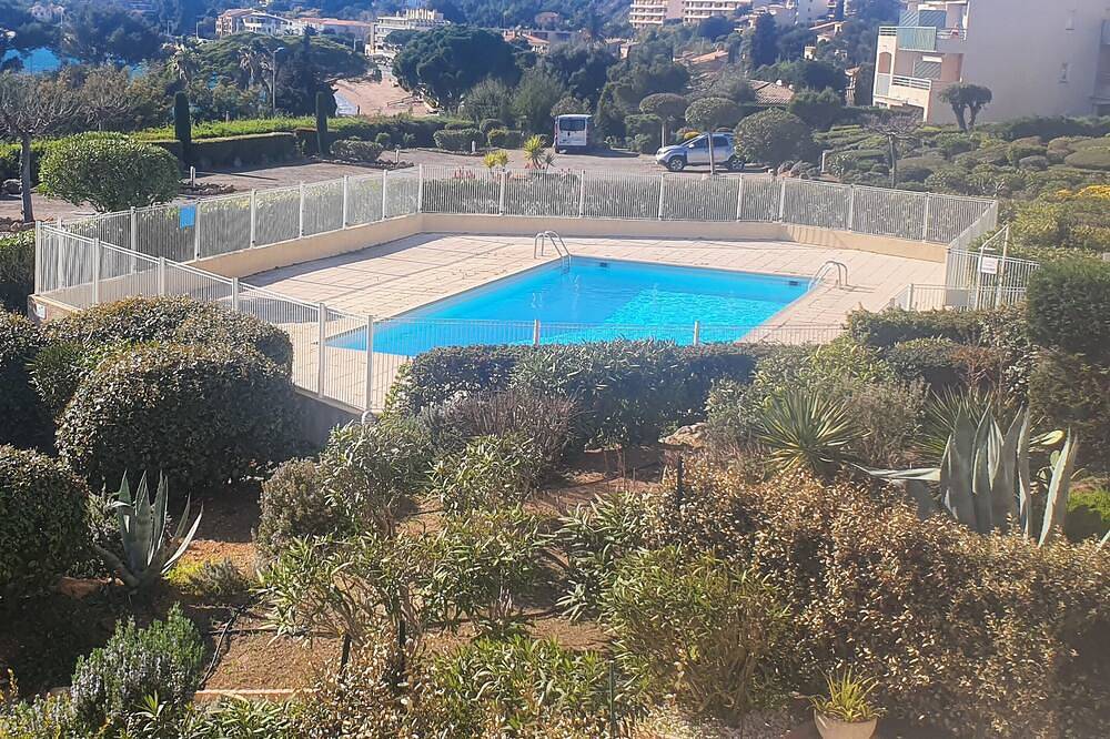 Ganze Wohnung, Beau studio cabine en rez de jardin dans résidence avec piscine in Agay, Saint-Raphaël