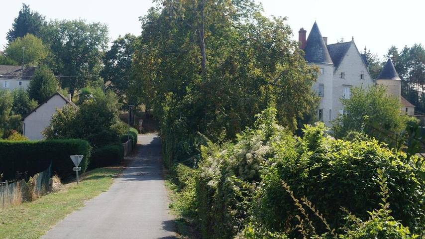 Location de vacances pour 6 personnes, avec terrasse et jardin à Chargé - 2