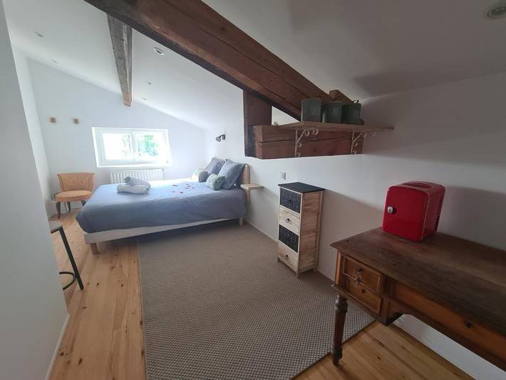 Location de vacances pour 2 personnes, avec piscine ainsi que terrasse et jardin à Saint-Romain-Lachalm - 4