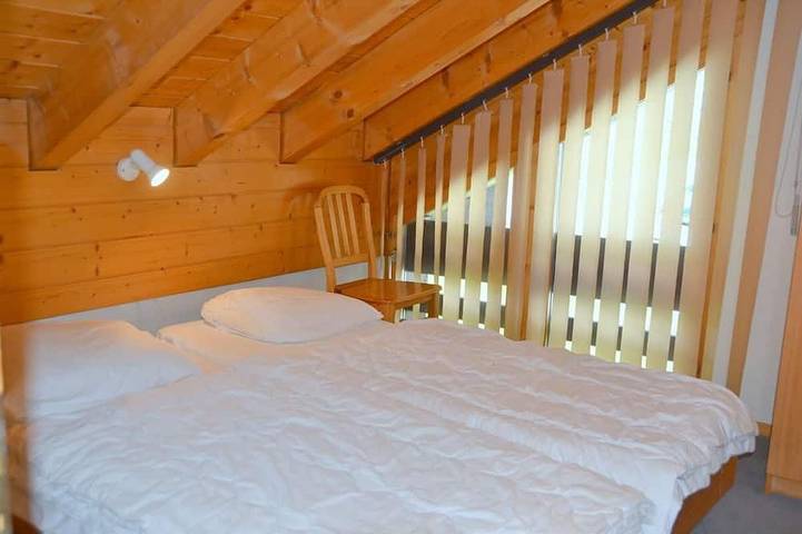 Ganze Wohnung, Aussen : 2-stöckige Dachwohnung für 8 Personen, Balkon mit Gartenmöbeln -Innen : 90 qm, Eingangshall in Saint Luc, Anniviers