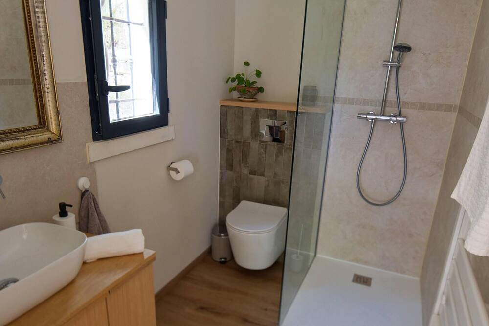 Separate room with pool access in Opio (Alpes Marítimos), Region de Cannes