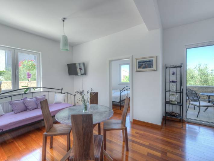Ferienwohnung für 4 Personen, mit Terrasse und Garten sowie Pool auf Murter - 2