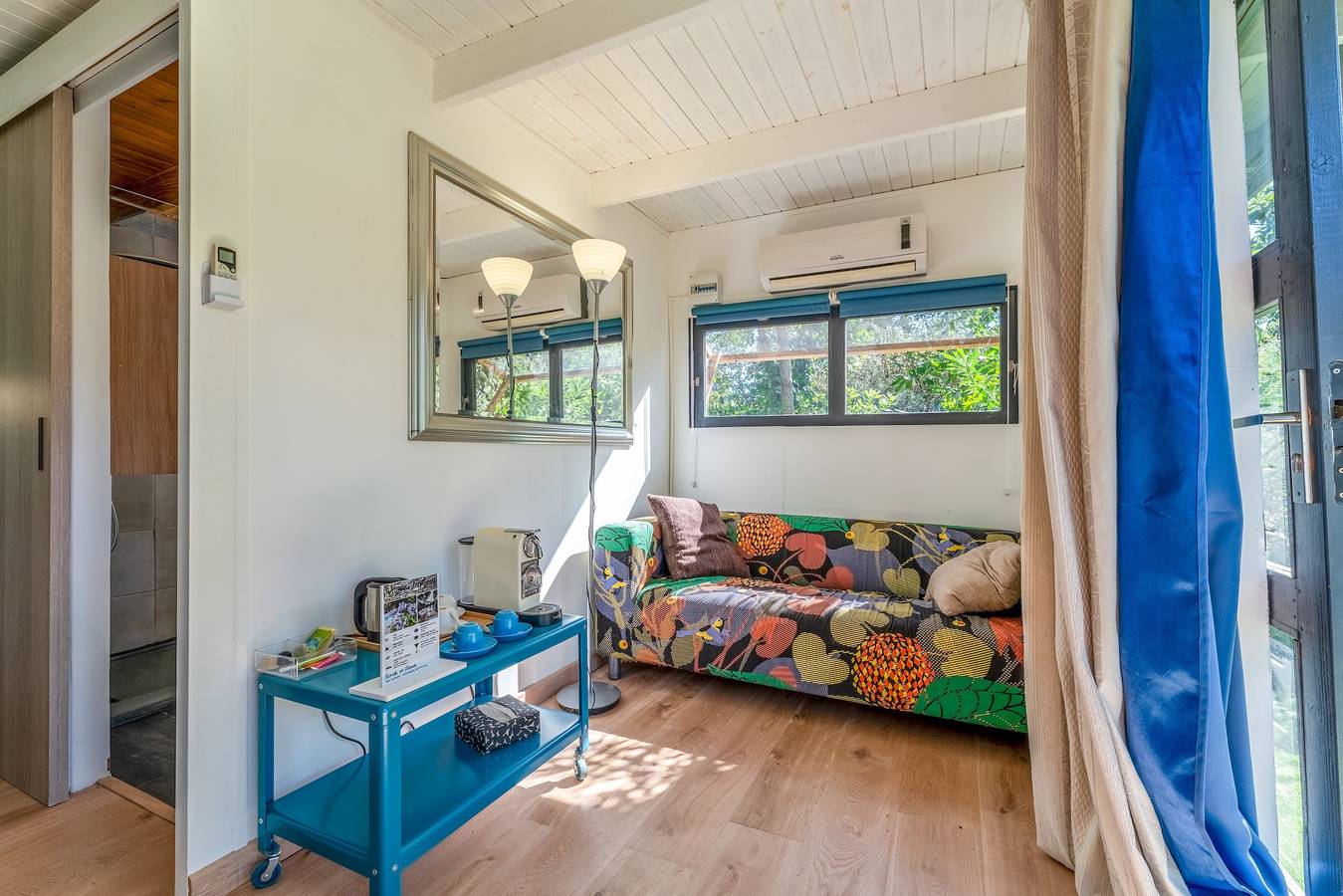 Bed and Breakfast 'Bleu' with Shared Pool, Private Terrace and Air Conditioning in Nîmes, Nimes region