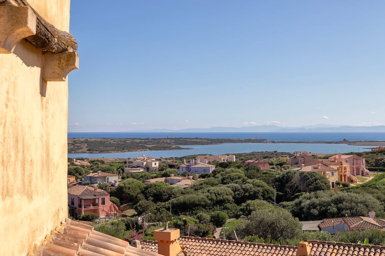 Entire apartment, ‘Dreamer’s Refuge Stintino’ Apartment with Sea View and Private Terrace in Stagno di Casaraccio, Punta De Su Turrione