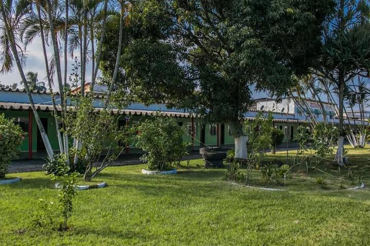 Pousadas para 3 pessoas, com piscina e jardim e ainda balcão em Itaguaí